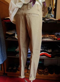 立体なチノパンツ