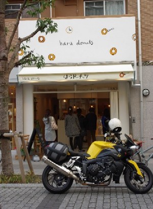 お店とオートバイ