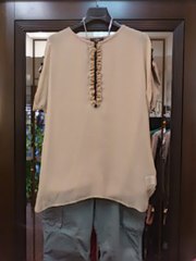 センターにフリルなトップス