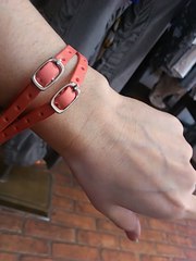 カラフルレザーバングルは男性も!女性も♪ カラフルレザーバングルは男性も!女性も♪