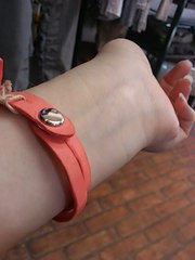 カラフルレザーバングルは男性も!女性も♪ カラフルレザーバングルは男性も!女性も♪