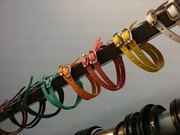カラフルレザーバングルは男性も!女性も♪ カラフルレザーバングルは男性も!女性も♪