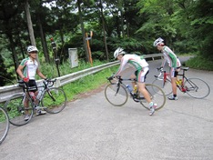 林道を走る自転車