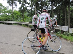 林道を走る自転車