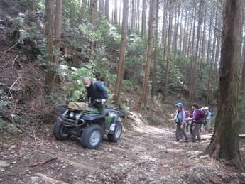 秋葉山表参道で