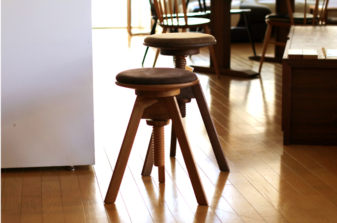 広松木工のルメスツールとルメテーブル。