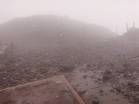 荒れている富士山頂