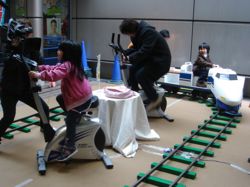 自転車発電で新幹線発車〜!