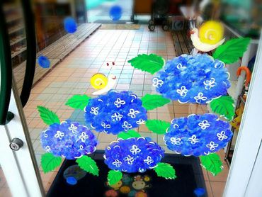 保育園の玄関ドアに紫陽花を描きました。 保育園の玄関ドアに紫陽花を描きました。