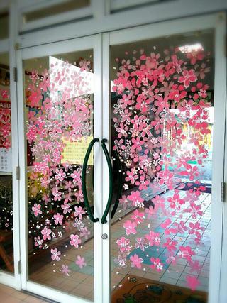 保育園の玄関に桜を描きました。