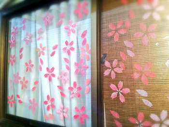 みぃさんのシフォンケーキ工房の窓に桜を描きました。 みぃさんのシフォンケーキ工房の窓に桜を描きました。