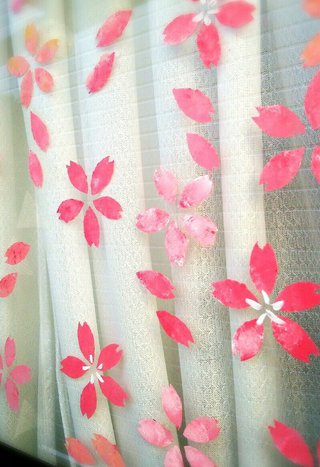 みぃさんのシフォンケーキ工房の窓に桜を描きました。