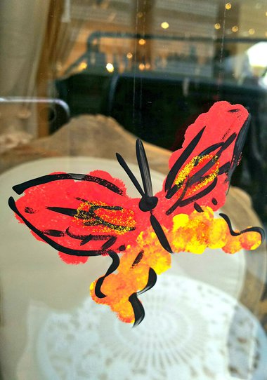 アンブリールさんのガラスにお月さまとヒョウを描きました