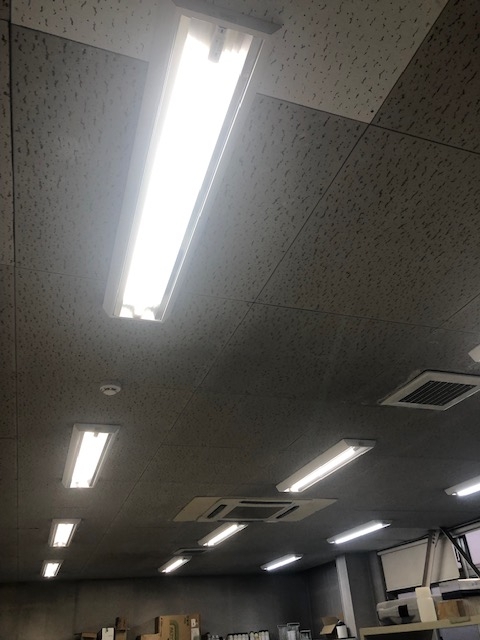 沼津市 東海プラント分析センター様：LED蛍光灯（検査室）