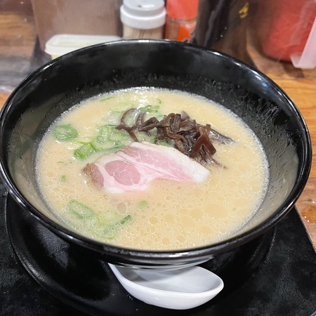 「博多ラーメン一空」で豚骨ラーメン 「博多ラーメン一空」で豚骨ラーメン