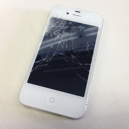 落下によって画面のガラスが割れてしまったiPhone 4S