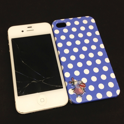 「液晶画面のガラスが割れた」iPhone 4Sの修理