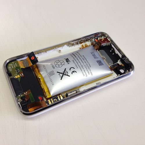 iPhone 3GS 膨張したバッテリーの交換修理その2