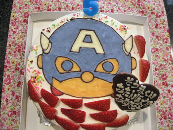 キャプテンアメリカのイラストケーキ！