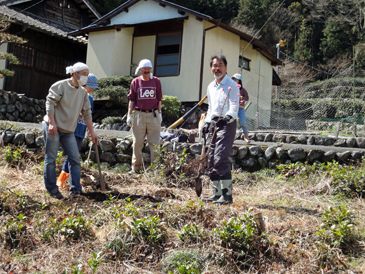 レモンとモモの苗植え付け作業