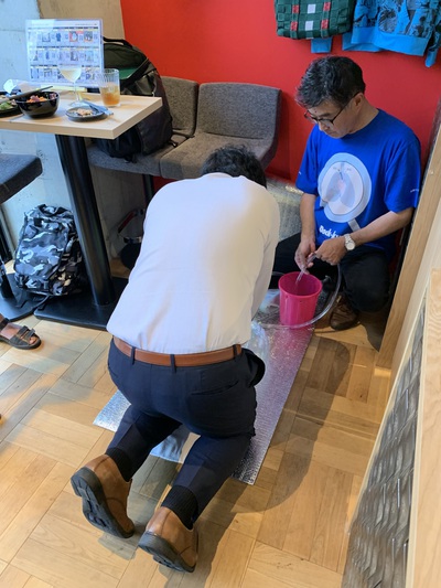 プレ金CAFE&BAR「宝と瑩」 心臓マッサージ実習キット Dock-kun(ドックン)体験 プレ金CAFE&BAR「宝と瑩」 心臓マッサージ実習キット Dock-kun(ドックン)体験