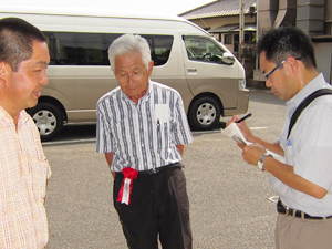 第37回「自園茶研究会 品評会」の様子が、新聞に