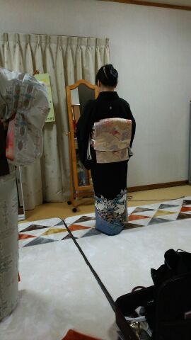 黒留、紬の自装に励む 黒留、紬の自装に励む