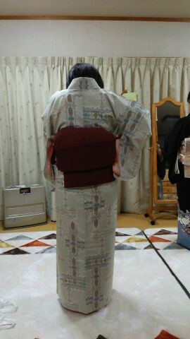 黒留、紬の自装に励む 黒留、紬の自装に励む