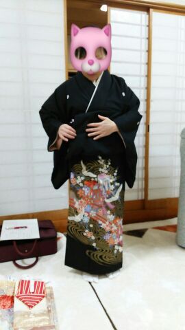 黒留、紬の自装に励む 黒留、紬の自装に励む