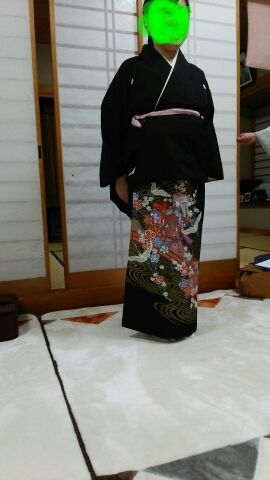 黒留、紬の自装に励む 黒留、紬の自装に励む
