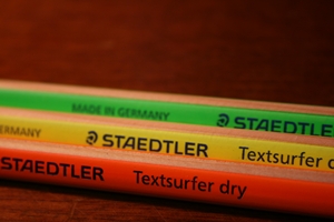 ステッドラーから蛍光色の色鉛筆テキストサーファードライ新発売