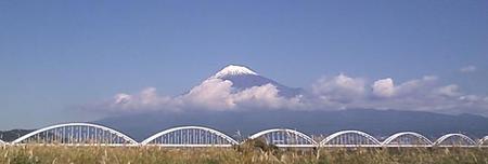 富士の高嶺に雪は降りける