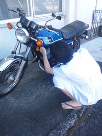 昼休憩にバイクの整備