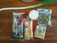 今日のお昼当番はヒゲ”きつね山菜なめこみぞれ蕎麦”　