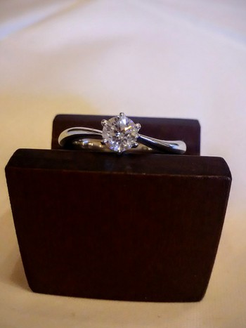 カーブデザインの婚約指輪