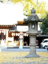 小梳神社　街中の黄葉