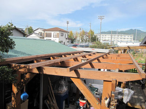 作業場の屋根を。。。