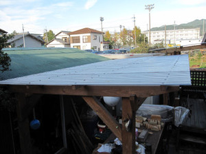 作業場の屋根を。。。
