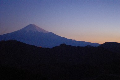 夜明け前の富士山