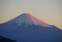 朝日を浴びる富士山