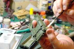 プラモデル塗装中