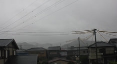 雨戸を閉める