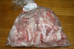 スーパーの冷凍肉(冷凍豚肉じゃが用(バラ))