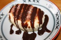 北海道チーズ蒸しケーキのチョコミルクがけ