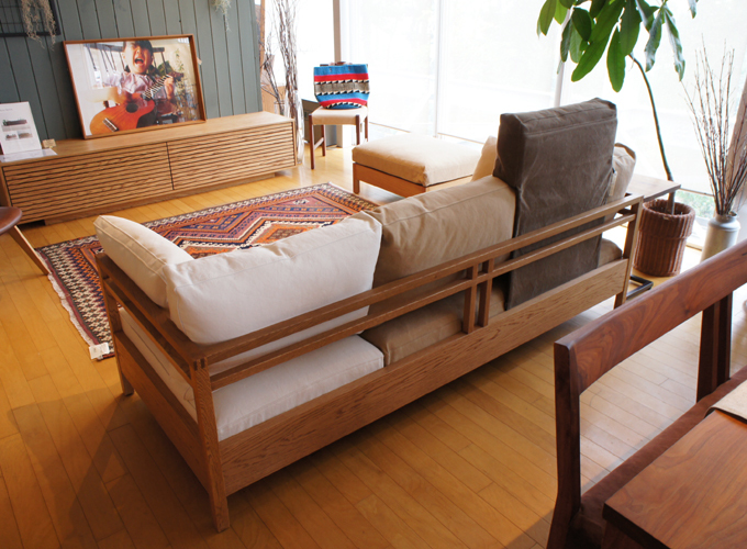 無垢家具にこだわったインテリアショップFORMS 店長ブログ:広松木工 「RIPOSOソファ」 展示品入替えました！