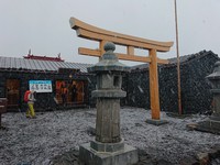 富士山頂が雪で真っ白に。