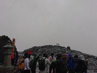 富士山頂が雪で真っ白に。