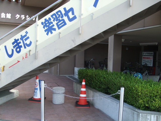 南側　階段下
