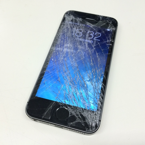 iPhone5sスペースグレイの液晶画面のガラス割れ破損の修理その１