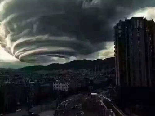 とんでもない台風です。